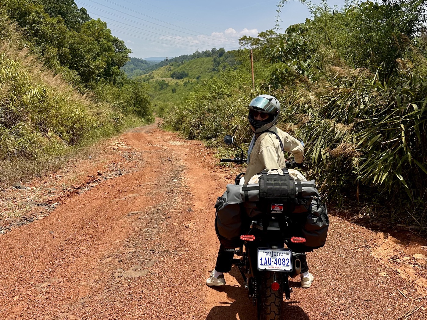 Sacoche Lone Rider MiniBag fixée sur une moto d’aventure
