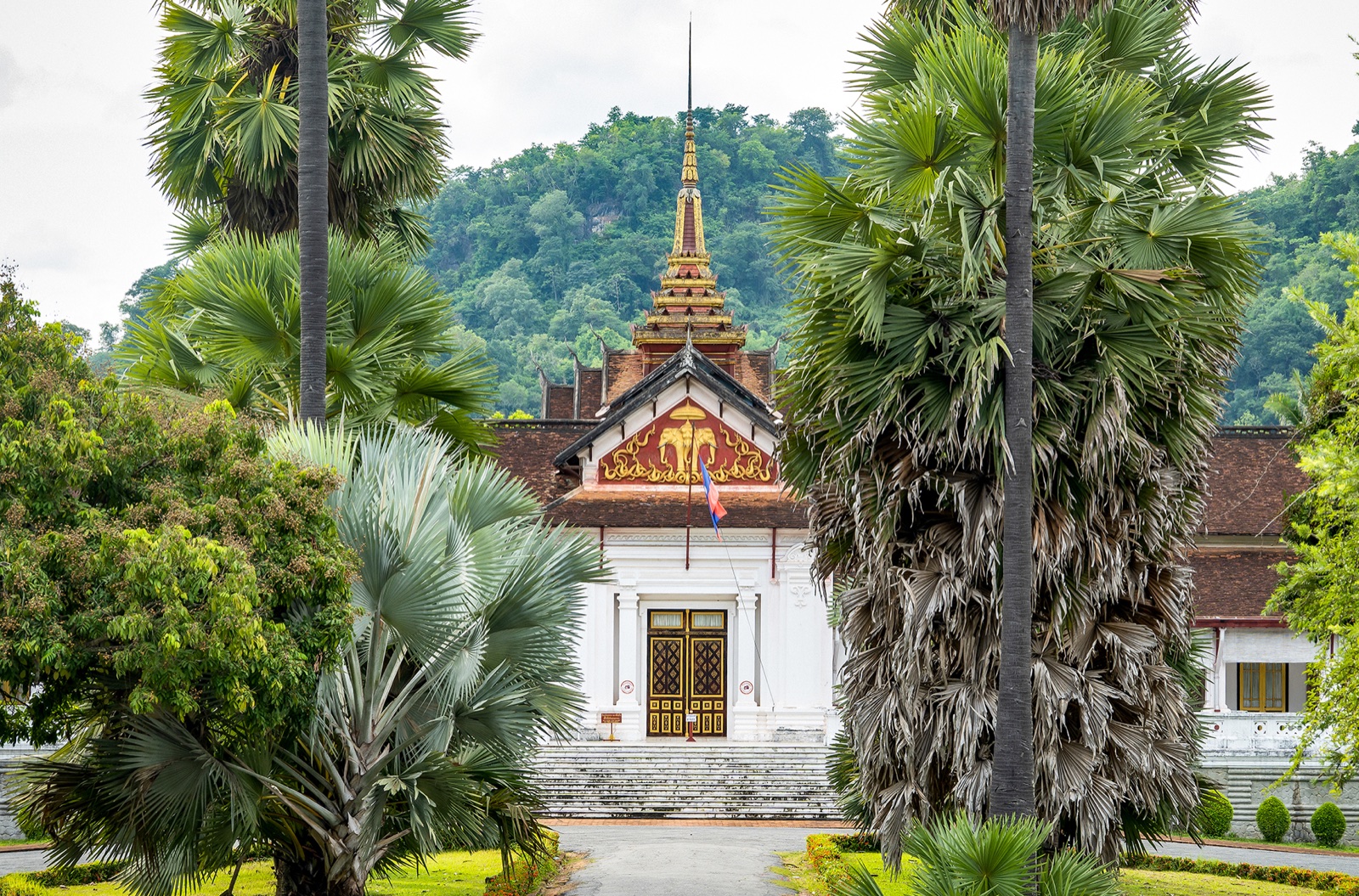 Palais royal de Luang Prabang entouré de palmiers