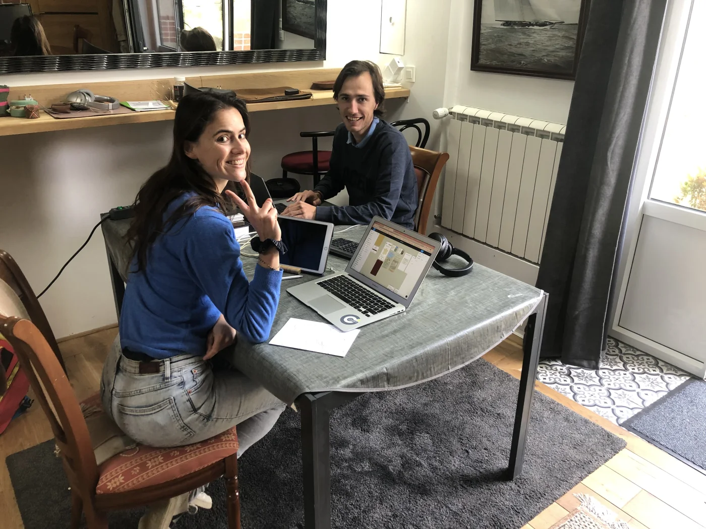 Bureau créatif éclairé d’une lumière chaude